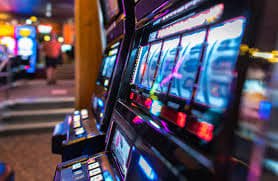 Antarmuka aplikasi mobile oke168 menampilkan meja kasino langsung dan pilihan sportsbook